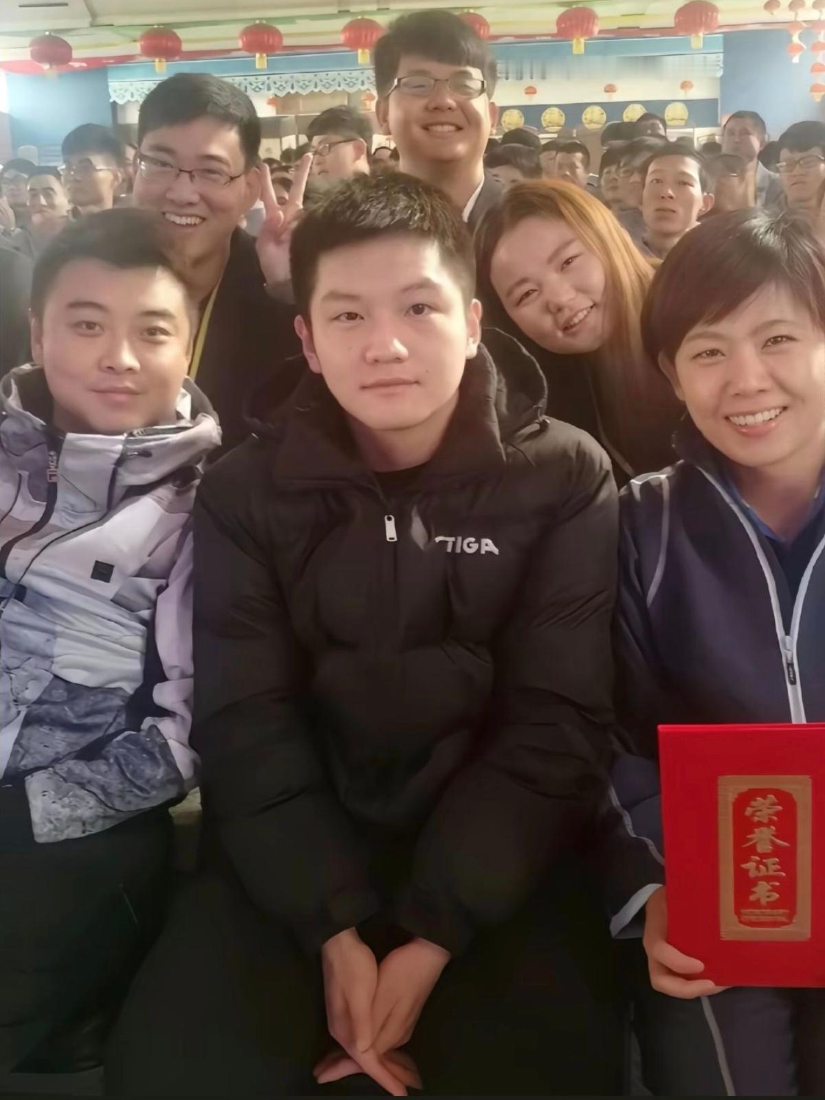 是一枚合影时会十指交叉的樊振东🐼 