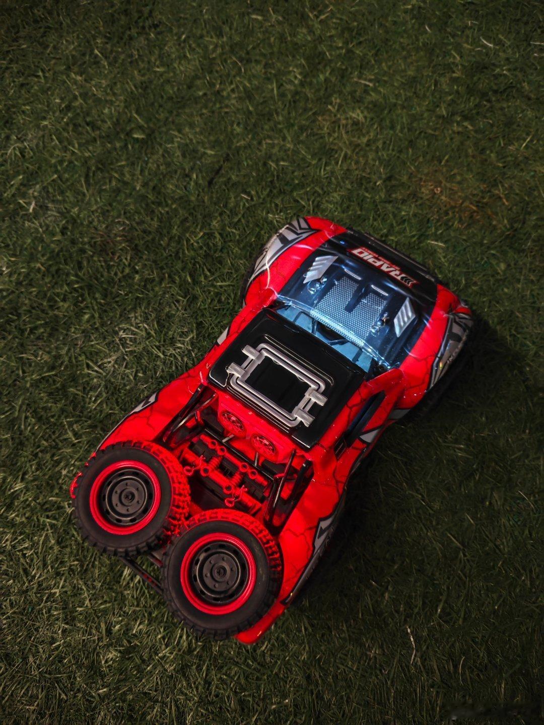 小小龙在操场上玩，我刚好也来个夜跑，一下子身体就暖和了 