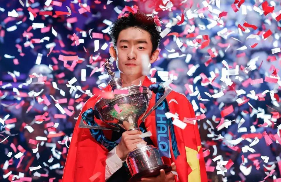 东莞常平1个小镇

养出12个职业斯诺克选手

把小球做成了千亿产业。

英国斯