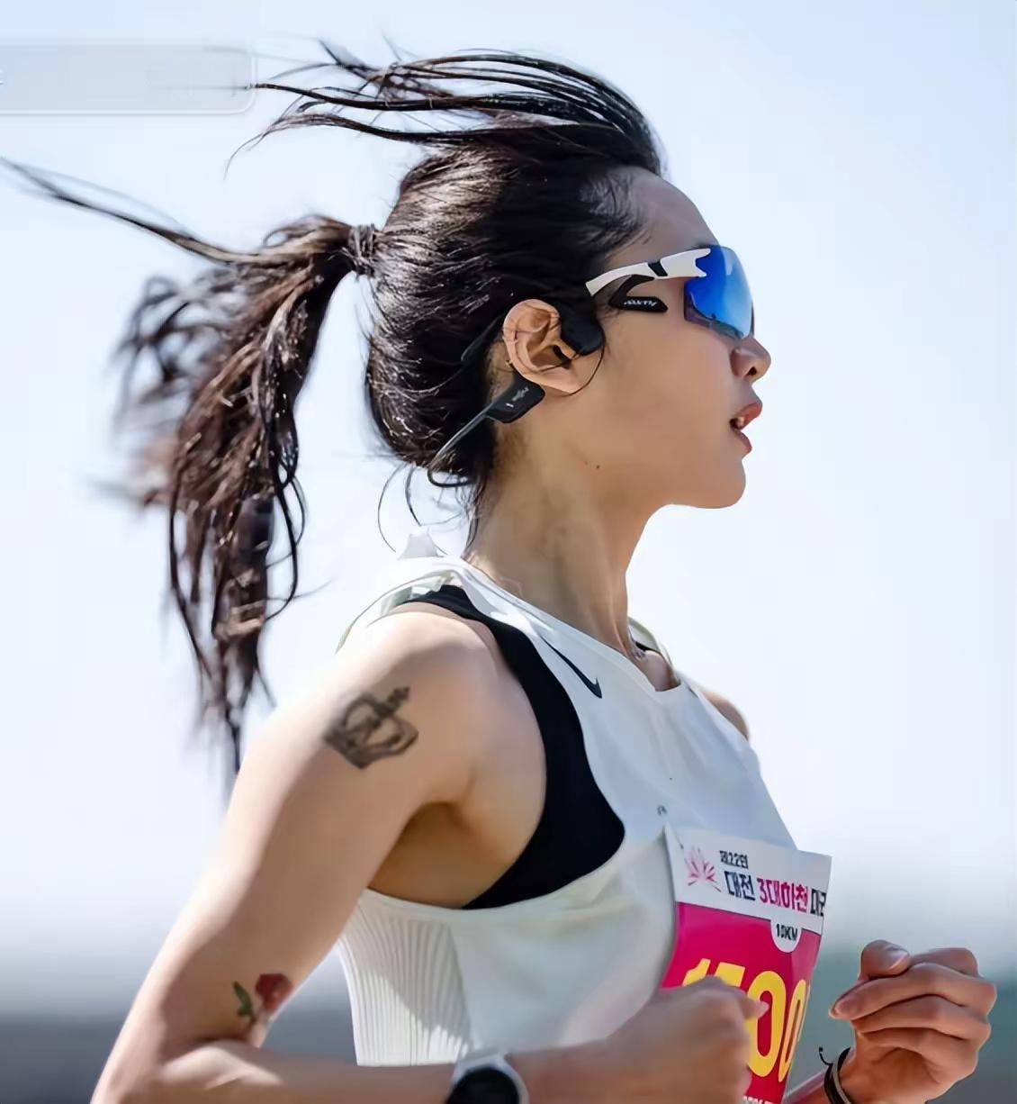 又跑步跑死一个，25岁韩国女生柳智媛，死于半马。

我介绍过我以前跑过5年步，发