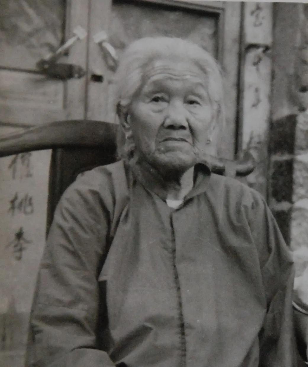 1941年，战士毕铁华被捕，敌人对他严刑拷打，全身被烙铁烙烂了，敌人以为他死了，