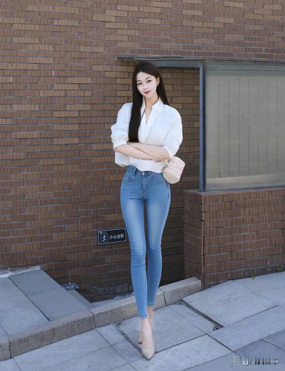 都市雅痞风穿搭，简约白衬衫+牛仔裤，轻松出街！御姐控 控腿