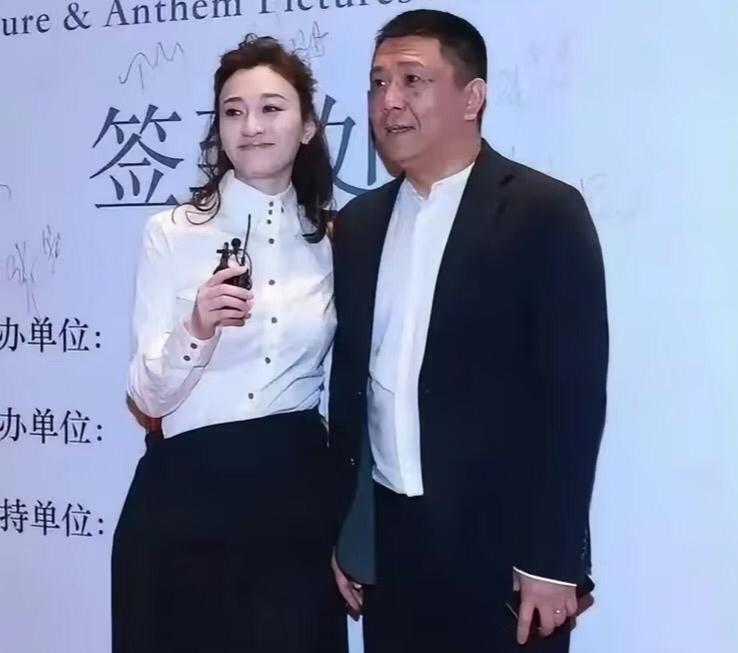 现在他们被传早离了，
我才听说两人结婚时徐佳宁给出了“给你5个亿随便作”的名句，