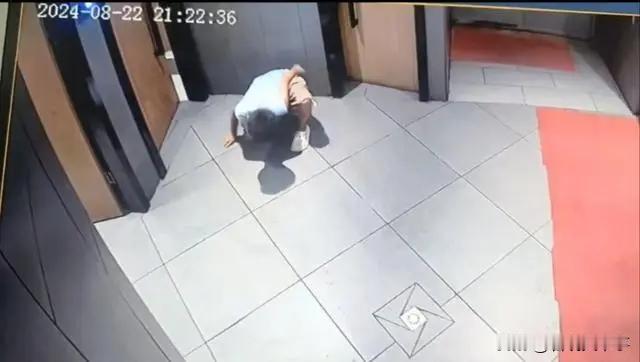 河南宝丰，女子去火锅店吃饭，期间去卫生间如厕，突然发现一名小男孩蹲跪在地上，通过
