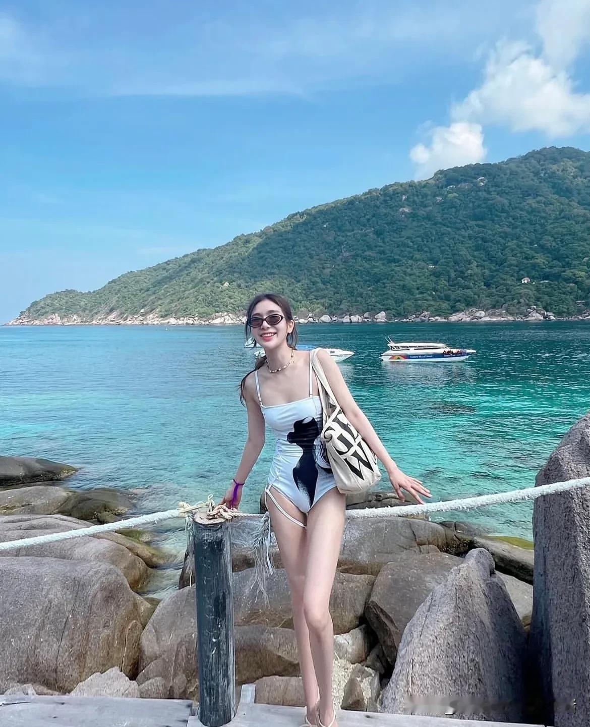 泰国沙美岛，海水非常清透，感觉整个小岛周围都是纯净透明的玻璃水，碧绿迷人，来沙美