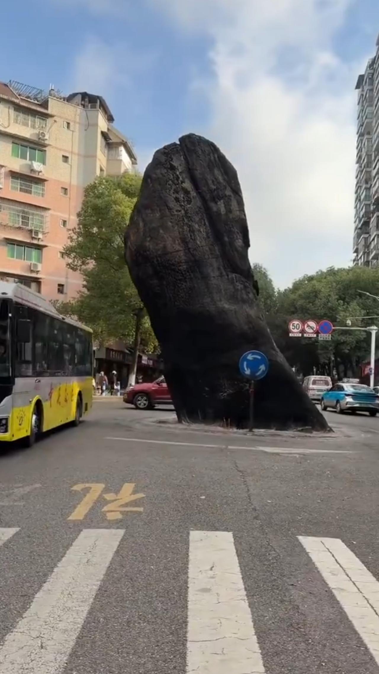 万州奇石
据友友介绍万州有块奇怪的石头，奇怪之一处在路中央地下部分多大没挖到地，