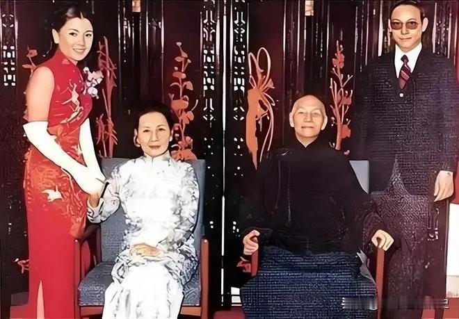 1973年，蒋介石出席孙子蒋孝勇的婚礼。
那时他已无法站立，为稳定人心，双手用胶