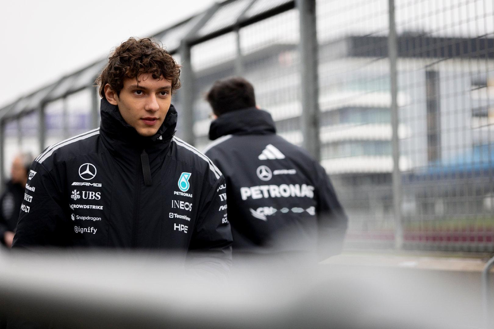 梅赛德斯在英国银石赛道首试新车W17