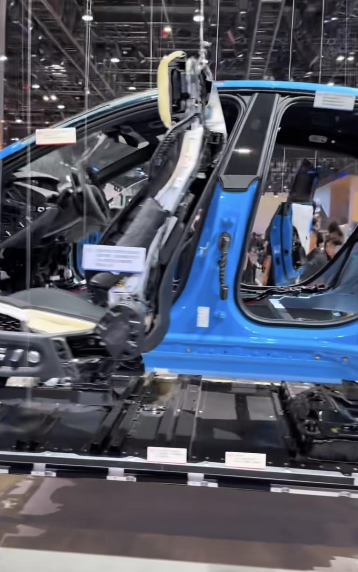 小米还是太懂营销了！他居然把一台车拆开，然后挂在半空中给大家展示。首先这个视觉冲