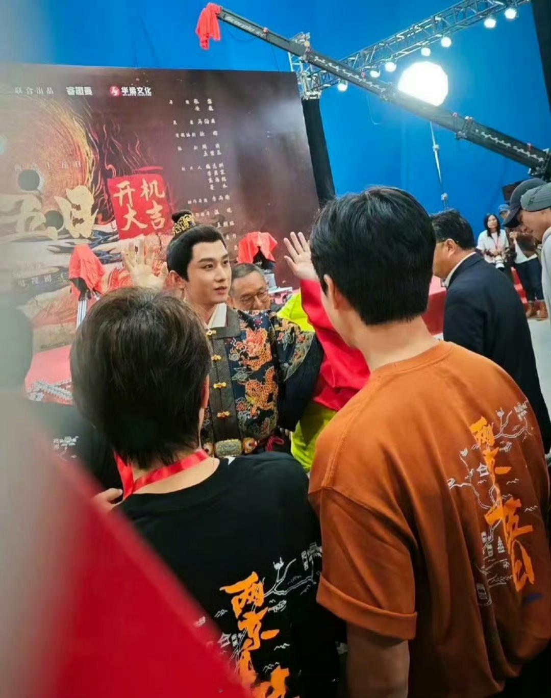 成毅今日开机路透🈶，来看下状态怎么样👀 ​​​