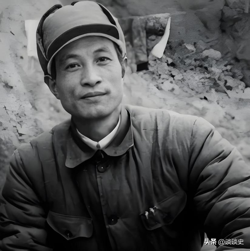 1930年冬，江西龙岗战斗结束。红军缴获了一台被砸坏的电台，由于没有通讯设备，部
