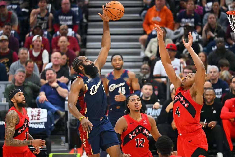 NBA季后赛首轮G3，骑士今日客场104-126不敌猛龙。本场比赛，骑士球星哈登