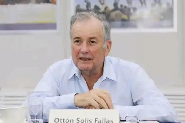 昨天，哥斯达黎加前经济部长法利亚斯对媒体说:“世界盼中国更强大以制衡美国，中国是