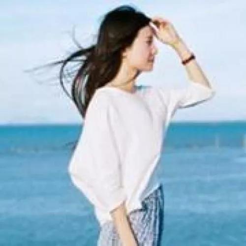 海边漫步，温柔的海风轻抚发梢，心旷神怡。海边温柔女孩 海边温柔风 海边游玩风 晚