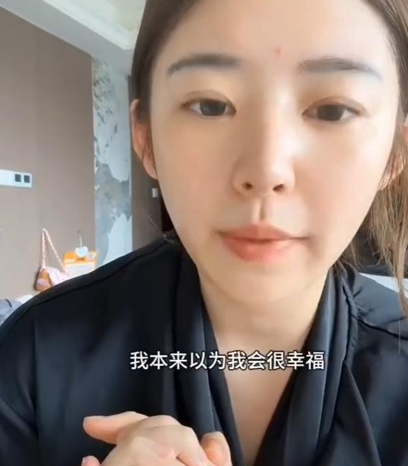 黄一鸣说自己在家里没有尊严 “捞女”黄一鸣直播称自己在家里没有尊严。搬到新家一个