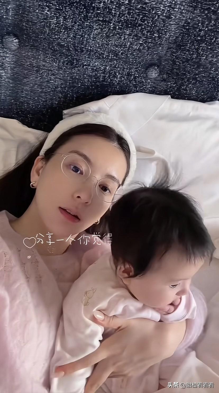 方媛三个月后再晒三宝，三宝头发已经很浓密，在妈妈怀里吃着手，白白嫩嫩的，从侧面看