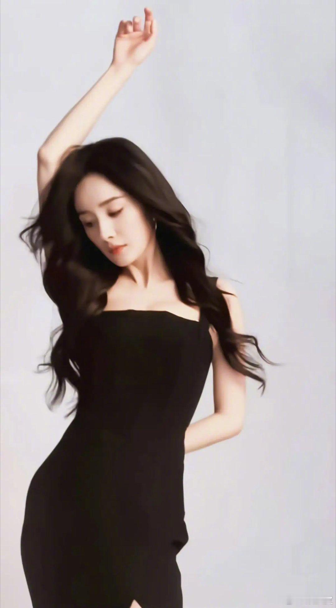 #杨幂又一个全球代言#这次代言不仅仅是一次商业合作，更是杨幂在时尚界的新起点。她