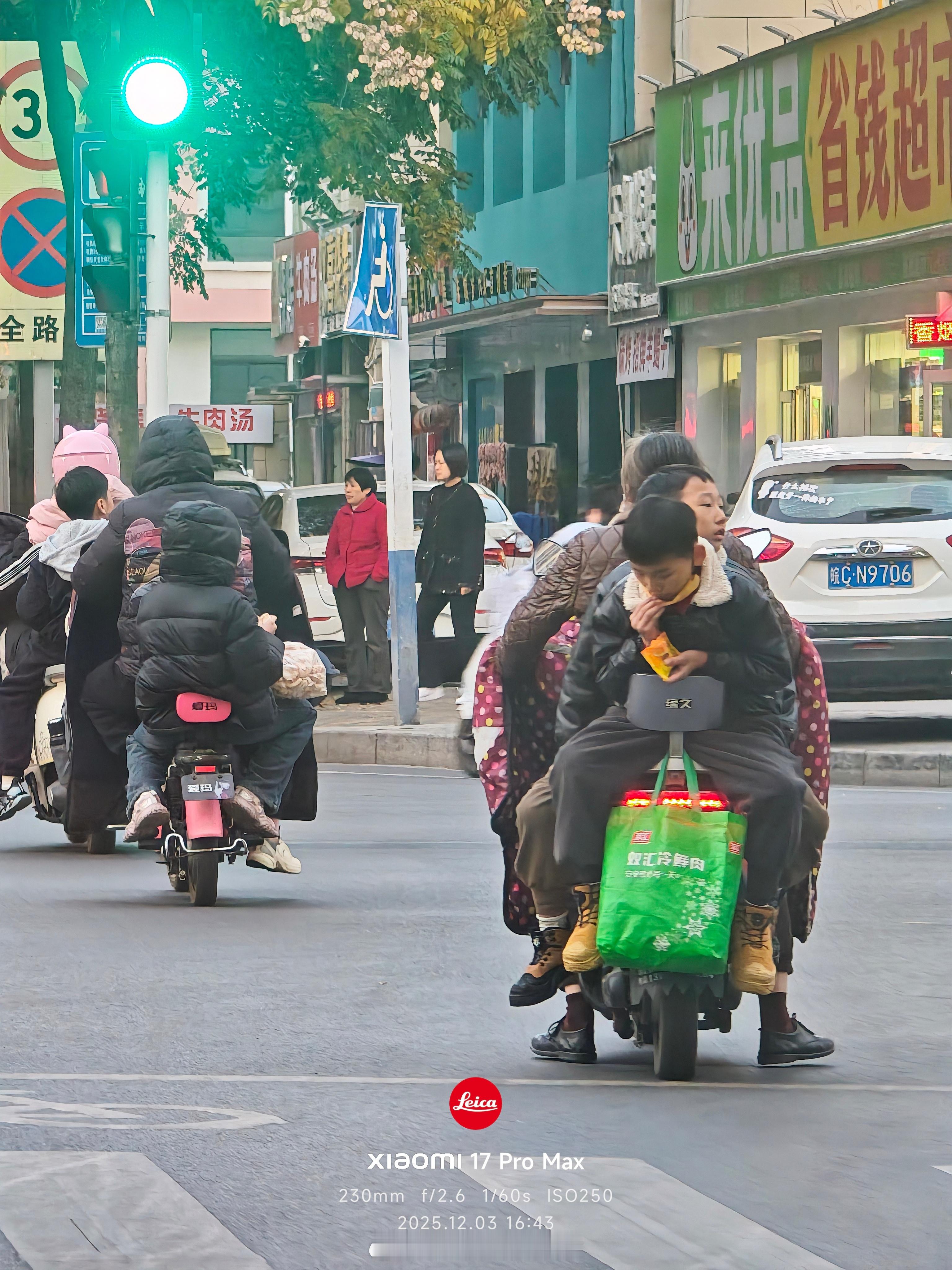 见过太多老式电动车上塞下3/4个人通勤的，实在是太危险了，这么看，电动车新国标还