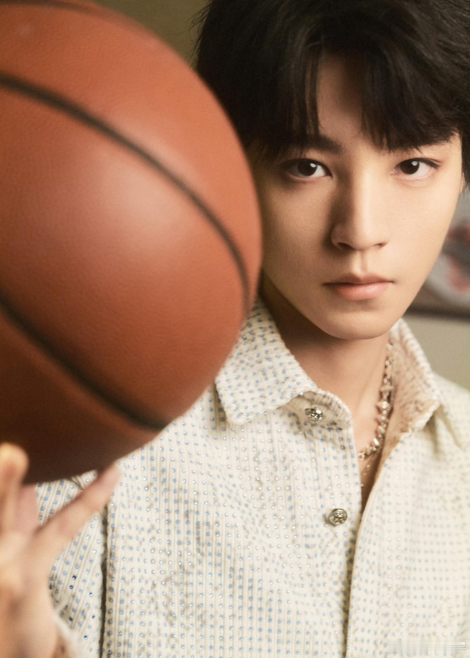 王俊凯NBA名人赛look王俊凯聚星名人赛舞台王俊凯聚星名人赛舞台，好帅，[挤眼