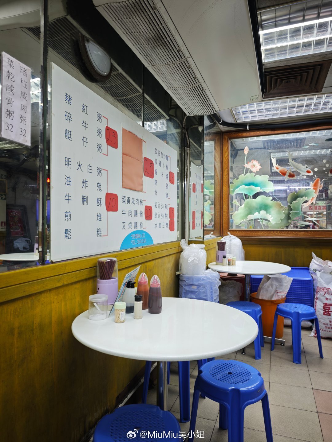 还是老街坊开的粥档价格比较能接受听着熟悉的TVB新闻台“滴 滴滴滴滴滴滴滴 ”喝