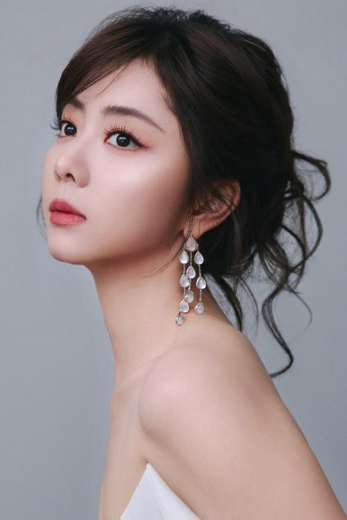 我闺蜜有幸见过谭松韵，
回来后偷偷跟我说，
以后不要再说谭松韵是美女了，你是不知