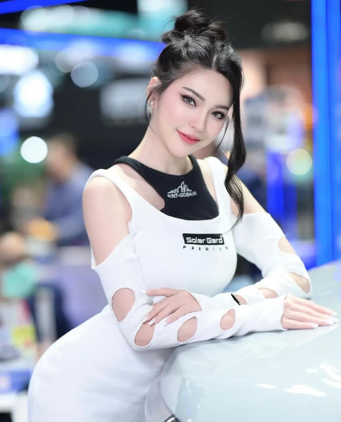 为什么大部分人都喜欢用长焦大光圈来拍人像？主要是这一类镜头拍出来的照片，很符合普