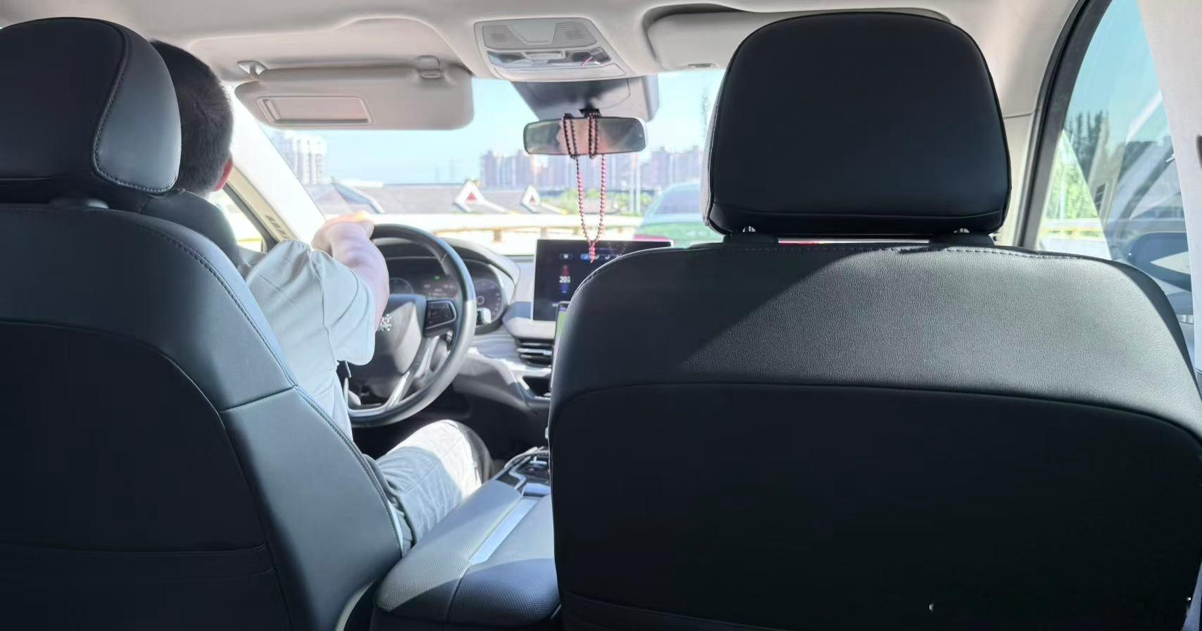 打了辆红旗E-QM5电动车，司机说这车用高德可以跑专车，但用滴滴就只能跑优享。这