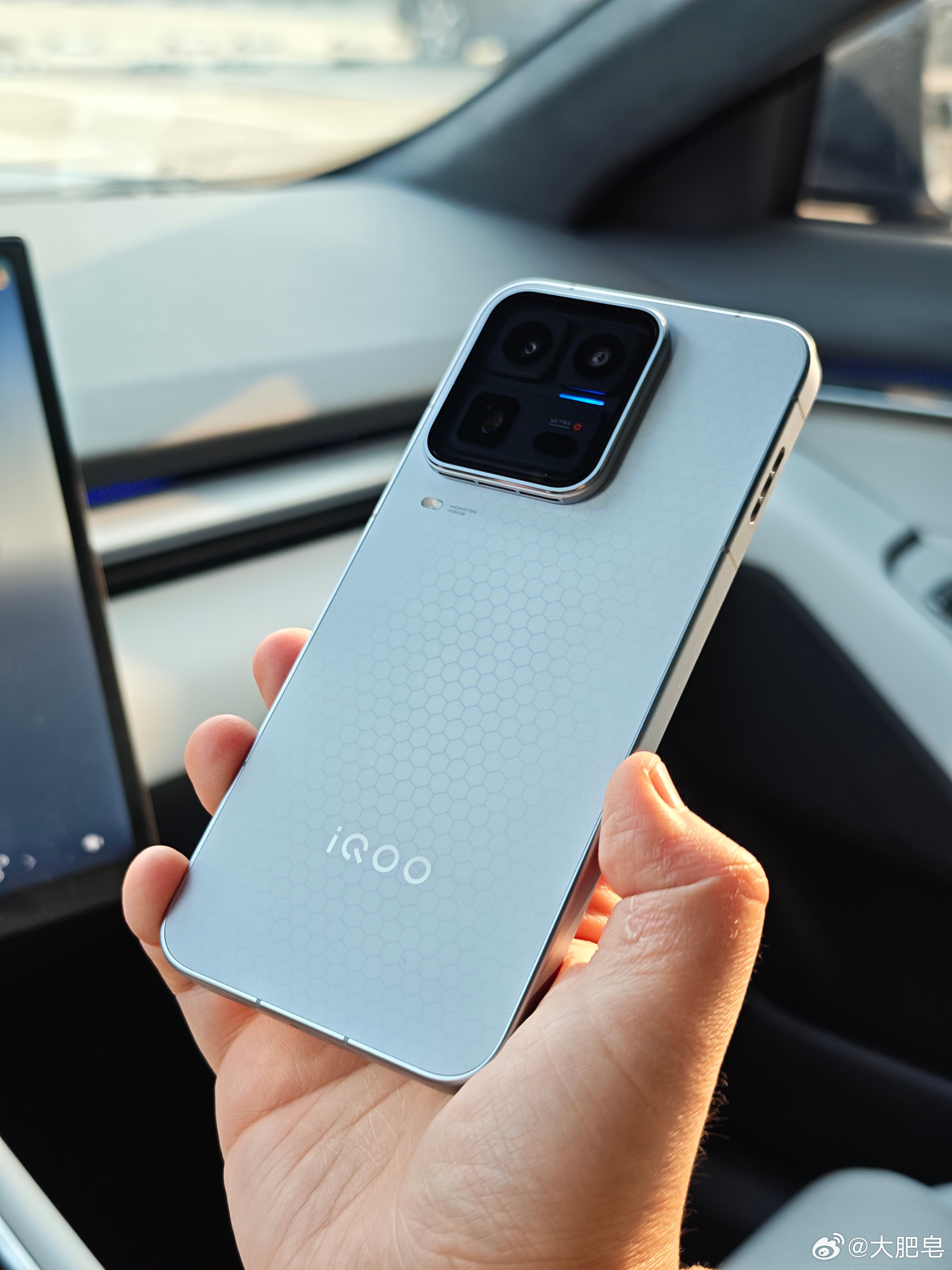 听哥话，iQOO 15 Ultra买吧，真的好用。打游戏爽歪歪 