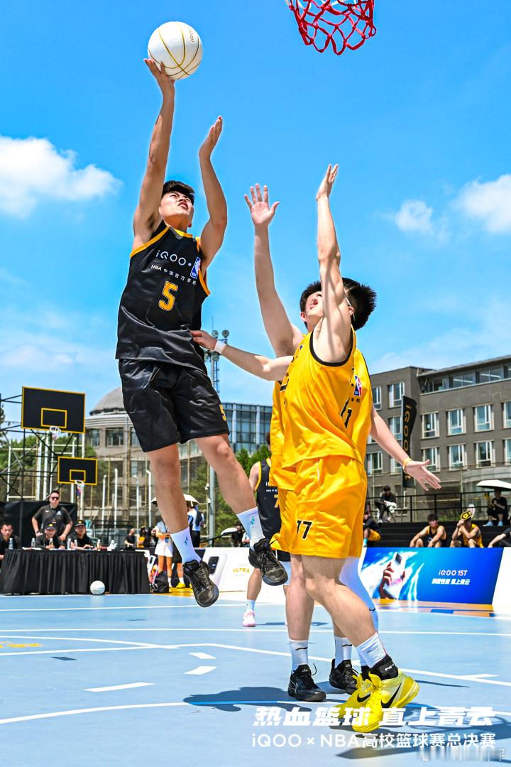 iQOOxNBA高校篮球赛 比赛打到这个阶段，拼的已经不是手感了，而是体能、执行