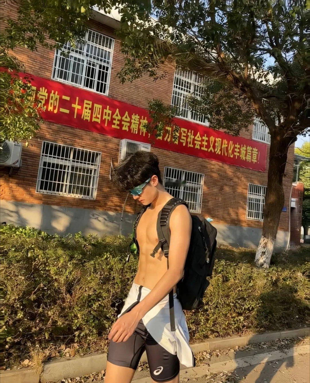 黑皮男大 ​​​