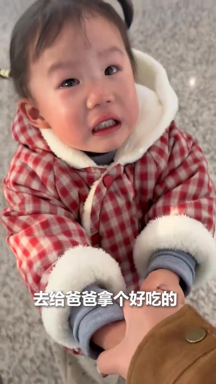 军嫂带娃探亲返程，机场临别，两岁宝宝不舍落泪。
2月23日浙江温州。
爸爸舍不得