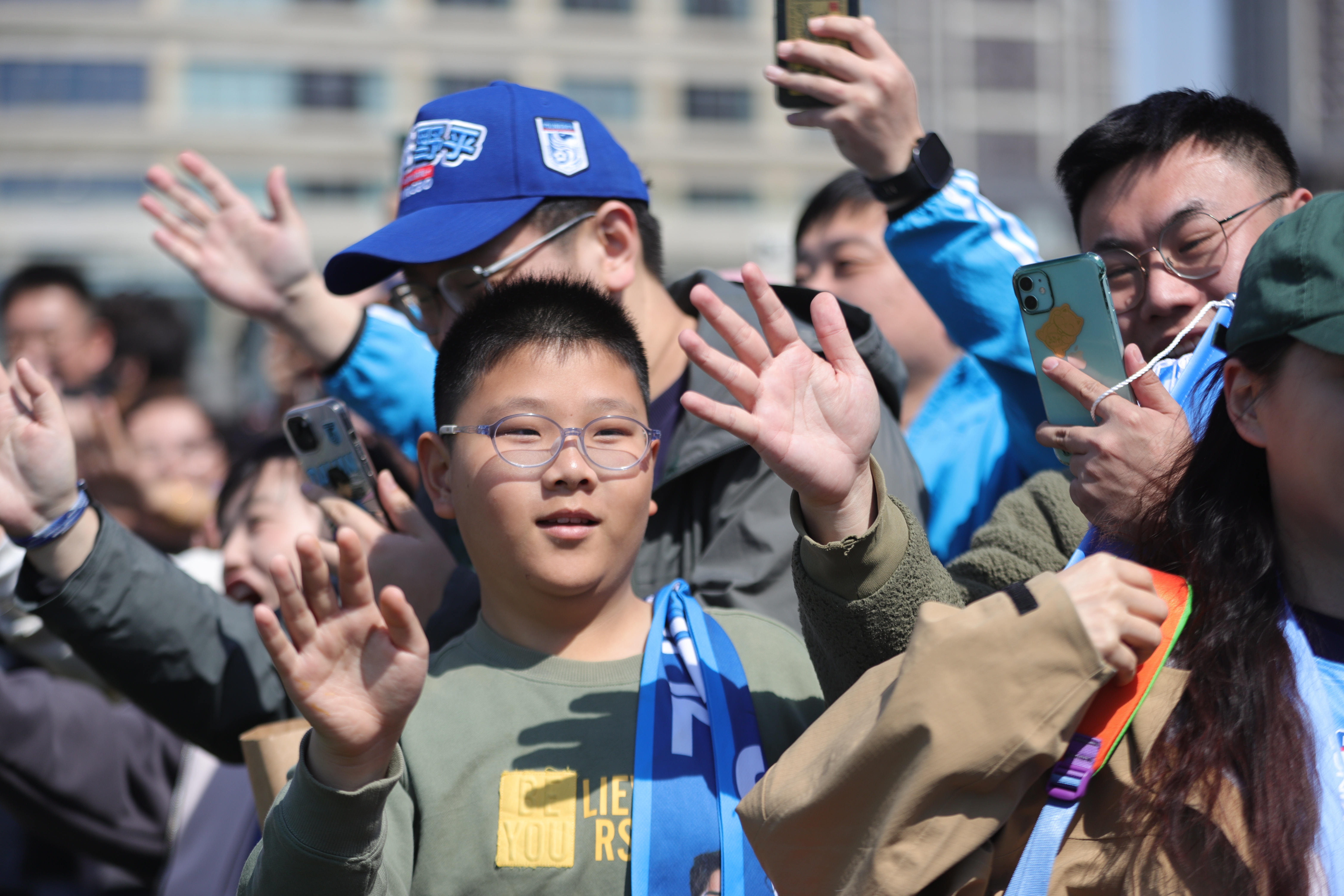 春风和煦，暖意相伴。在久违的球迷开放日，我们共度了一段欢乐时光。愿这份快乐在你我