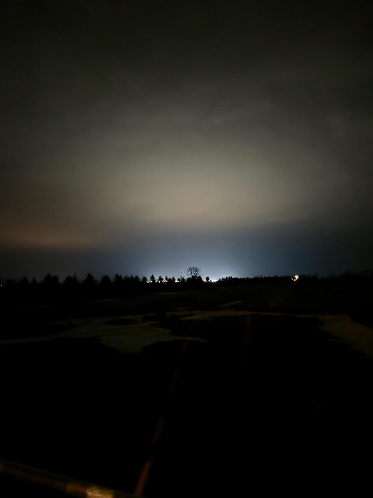 这座新建数据中心的光污染从几公里外都刺眼，正因24小时施工需要临时照明，还存放着