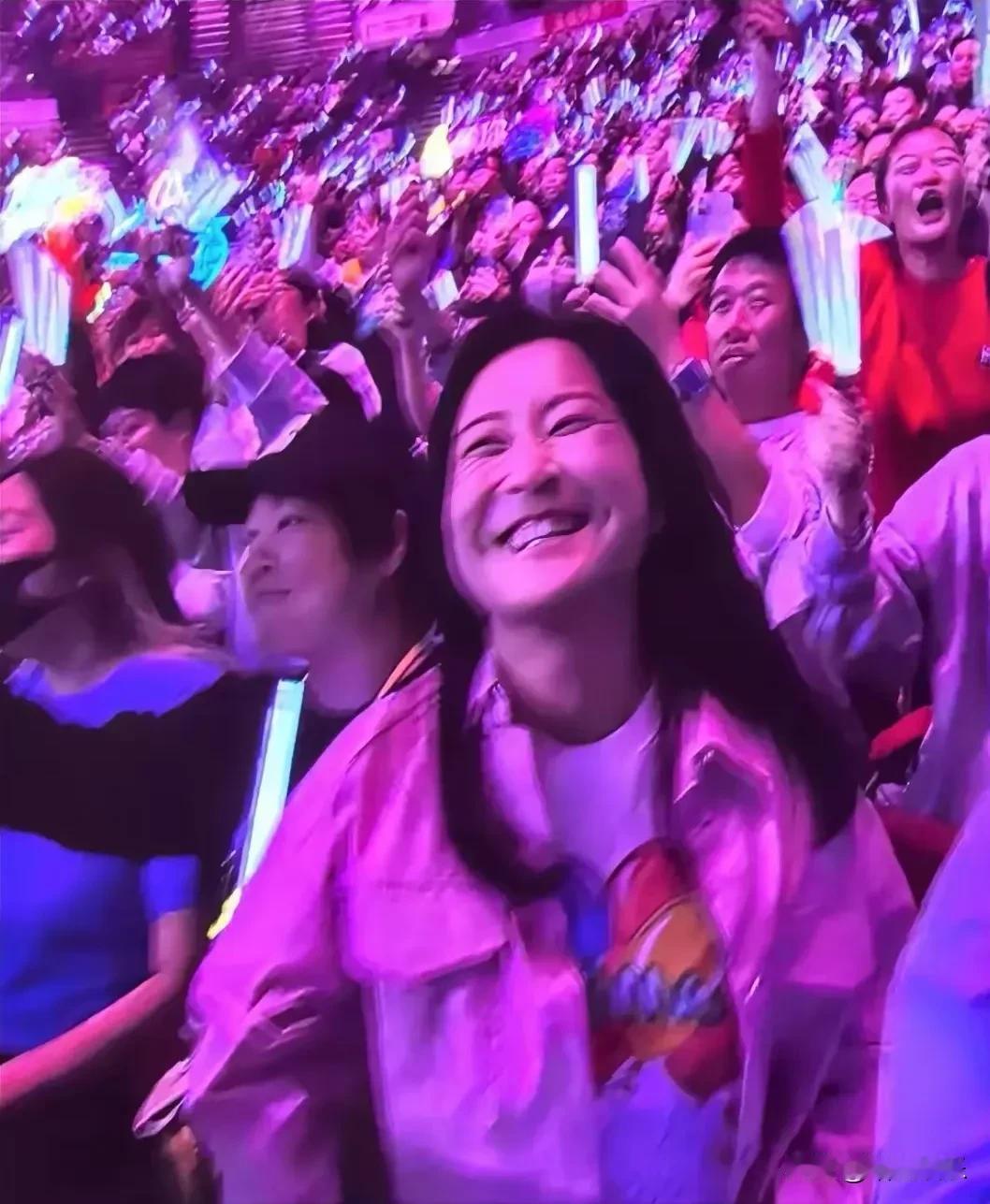 跨年夜，贾玲与姐姐贾丹现身刘德华演唱会，追星举动成全场亮点。
在跨年夜的香港刘德