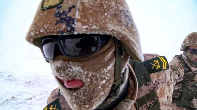 在祖国的西南边陲，人民子弟兵踏冰卧雪，用脚步丈量祖国的边界线，用赤诚的心守卫国家