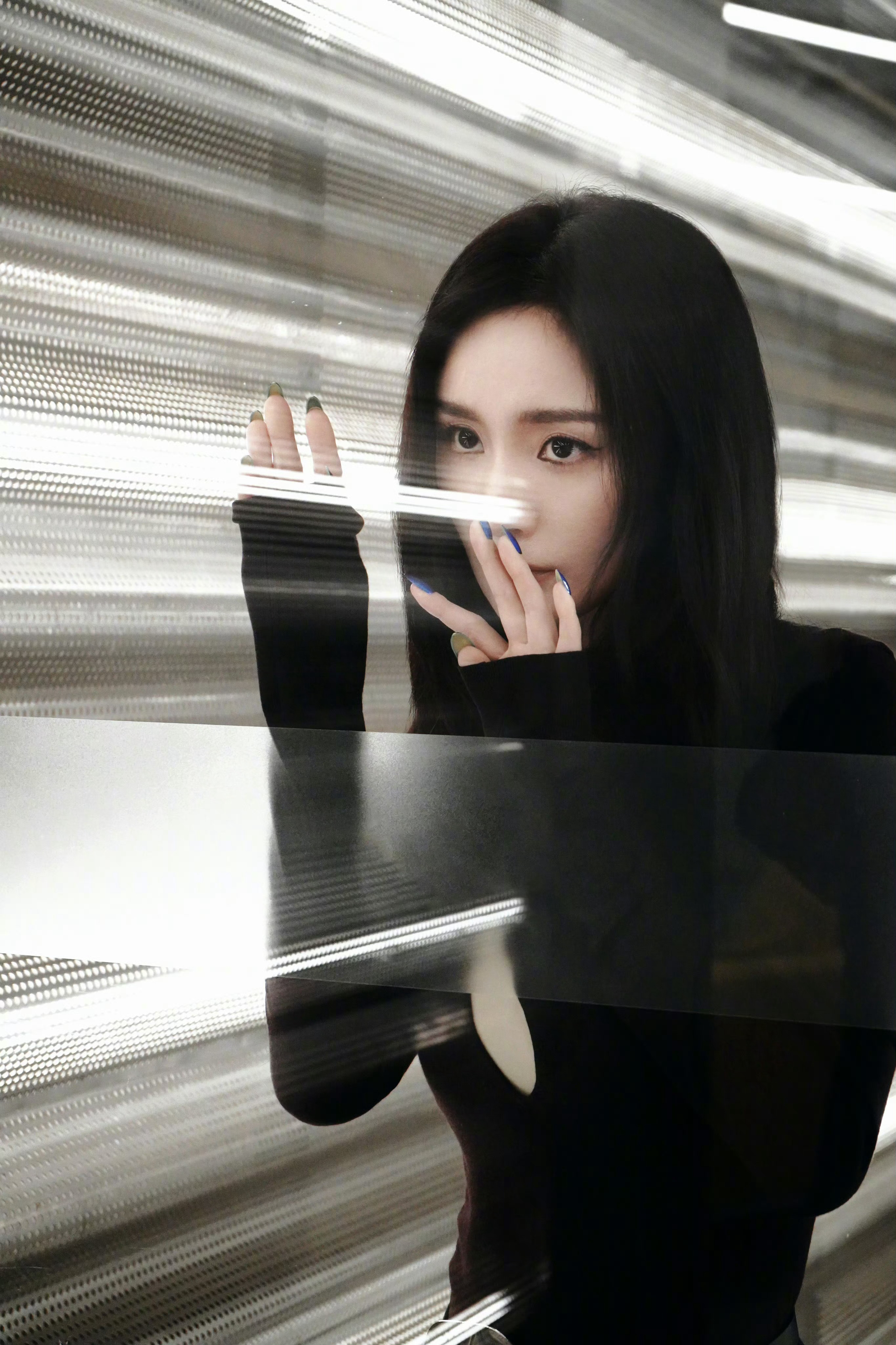 ym 光影交错间定格百变魅力蓝调指尖藏着不羁心事每帧都是故事的序章此刻的你自带光