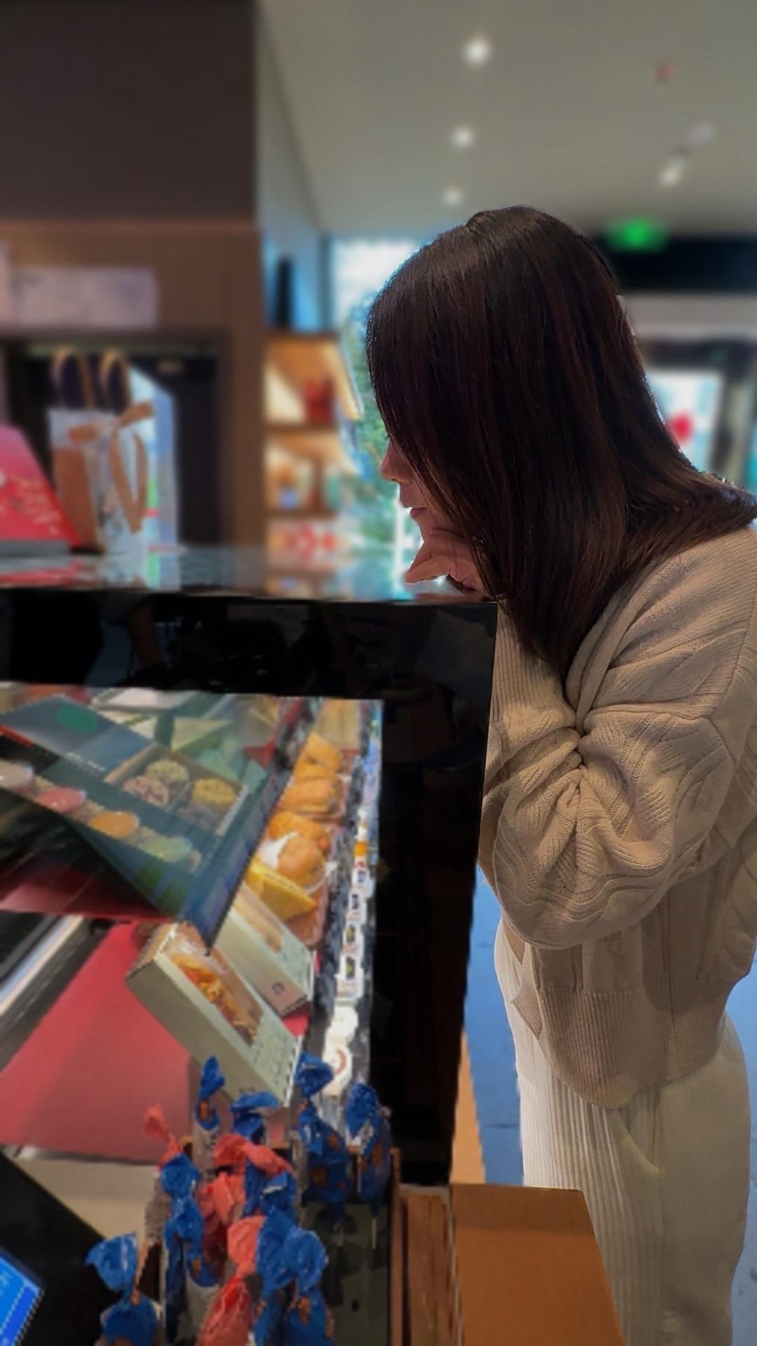 你说有一天，我会拥有这个柜子里所有的甜品吗