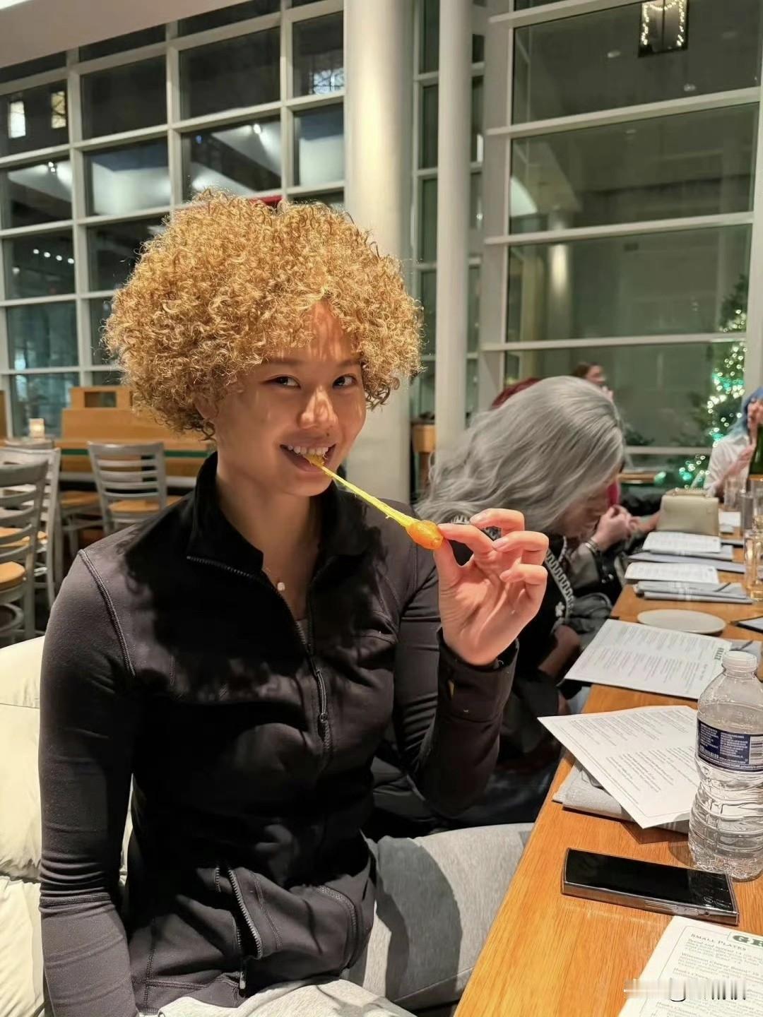 如果我不告诉你她是谁，你能猜到吗？
看看龚翔宇这一头杀马特的发型，你能想象到我们