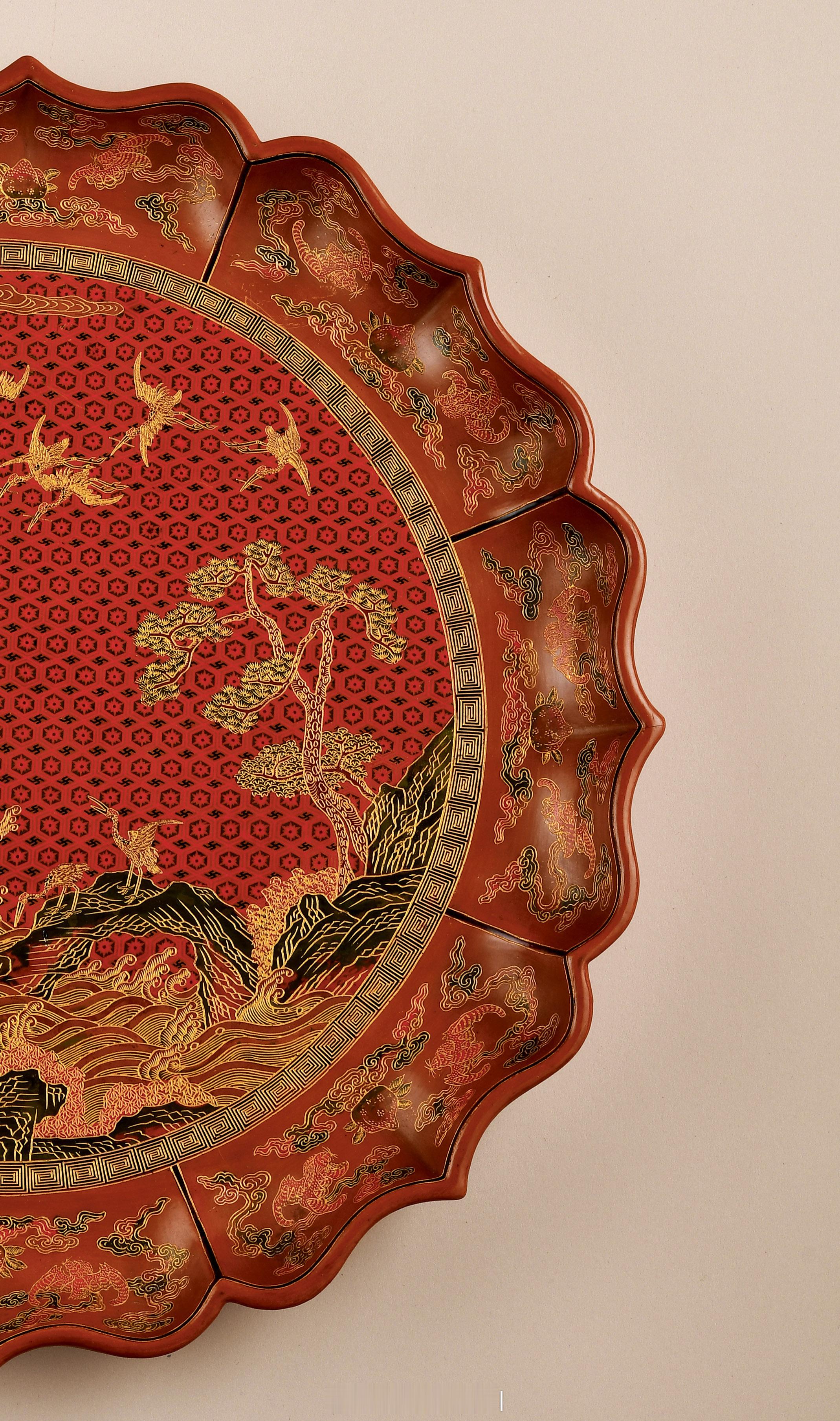 髹饰录 | 清乾隆 大漆戗金菱鹤福盘器作八出菱花形浅盘，以木为胎经炝金手法装饰而