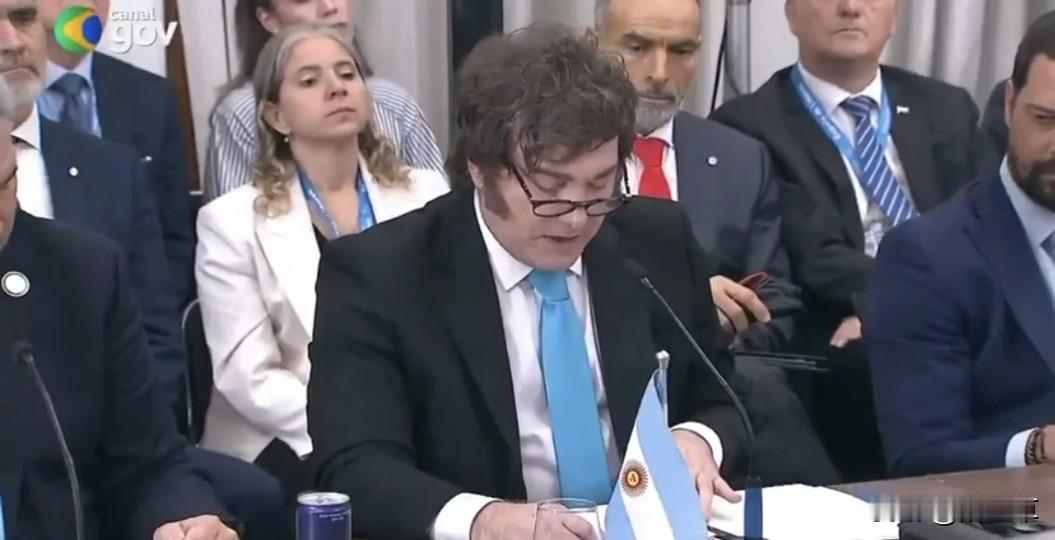 阿根廷总统哈维尔·米莱尔宣布福克兰群岛被英国“非法占领”。

他表示：“自 18