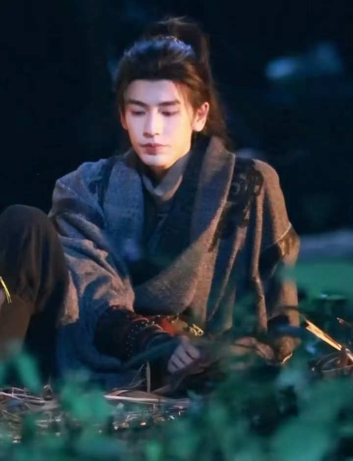 张凌赫伤成这样了还得拍大夜戏张凌赫的敬业度，张凌赫伤成这样了还得拍大夜戏，谁懂一