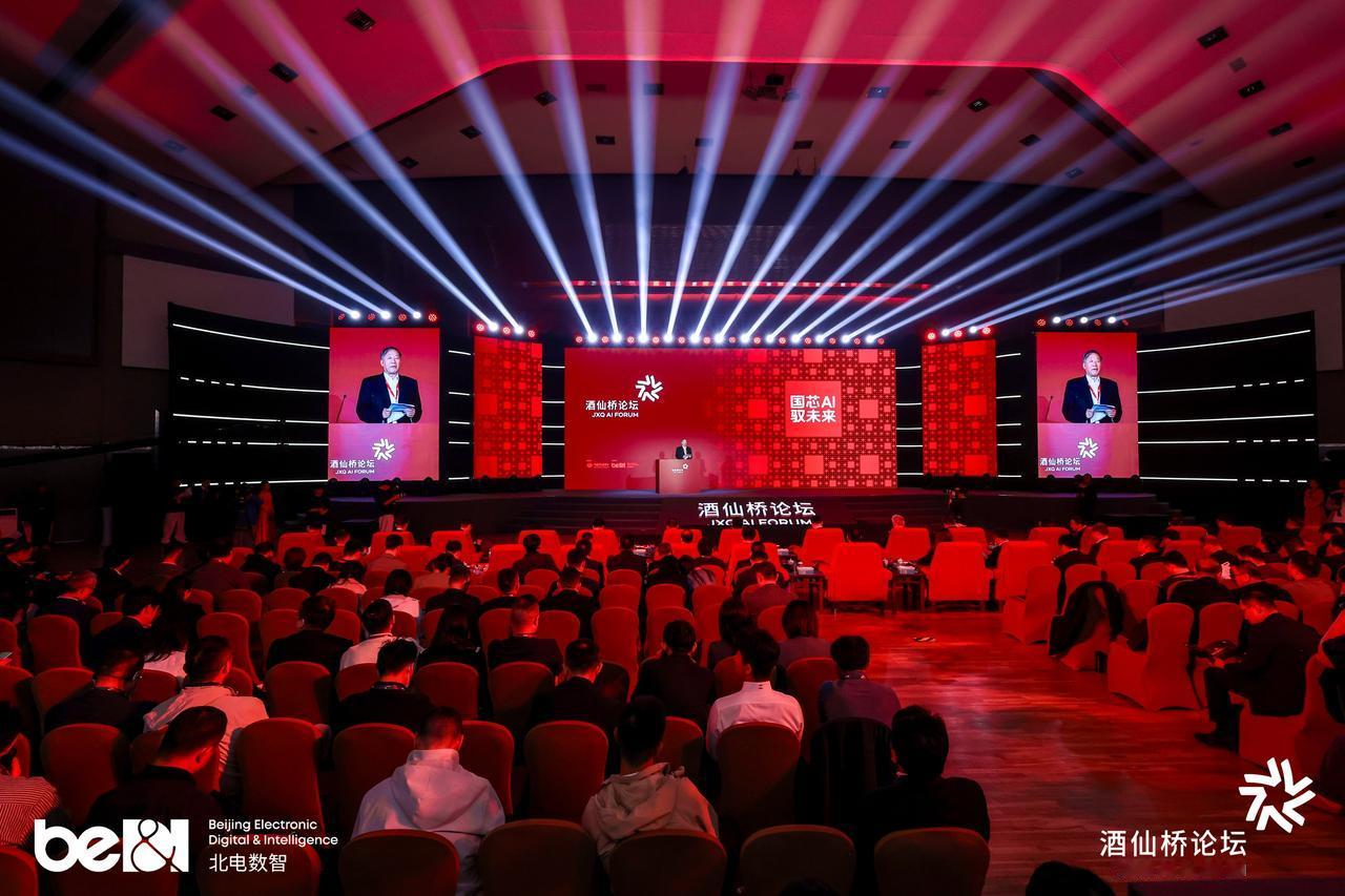 酒仙桥不仅有算力中心，还有接地气的AI生活科普。线下手把手教学，从写文案、做PP