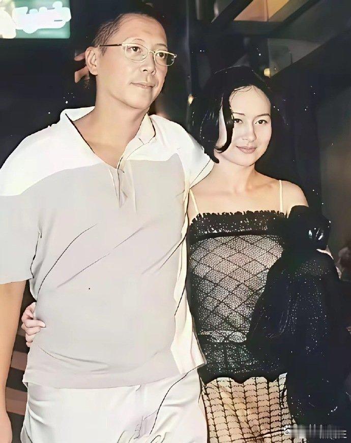 当年，新婚不久的许晋亨与何超琼漫步街头，郎才女貌很般配。何超琼脸上洋溢着微笑，穿