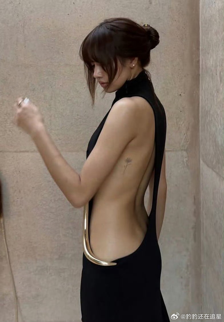 Lisa大秀身材 这身材真的超好，没有藏着掖着的义务. 