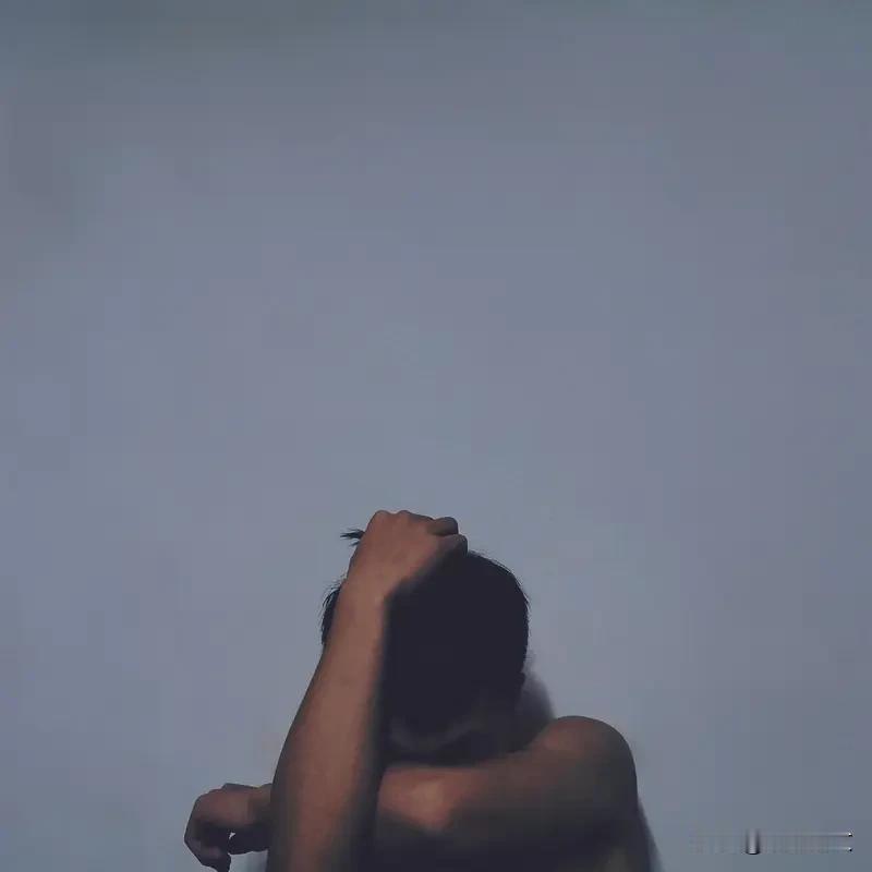 曾经我觉得，只要我在意谁，就该拼命珍惜谁。我对在乎的人毫无保留地付出，可结果呢？