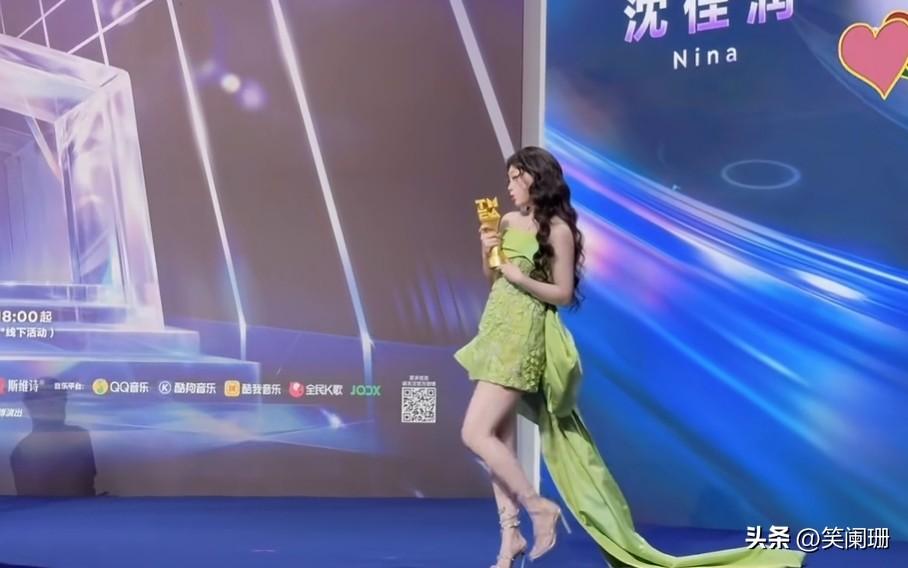 沈佳润获奖了，8.16号她领的是年度新势力全能歌手奖，这还是她音乐生涯的首座音乐