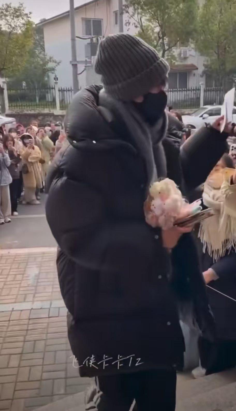 等我小了也要喊周翊然哥哥  看着周翊然哥哥对小朋友的关爱，我仿佛看到了未来的自己