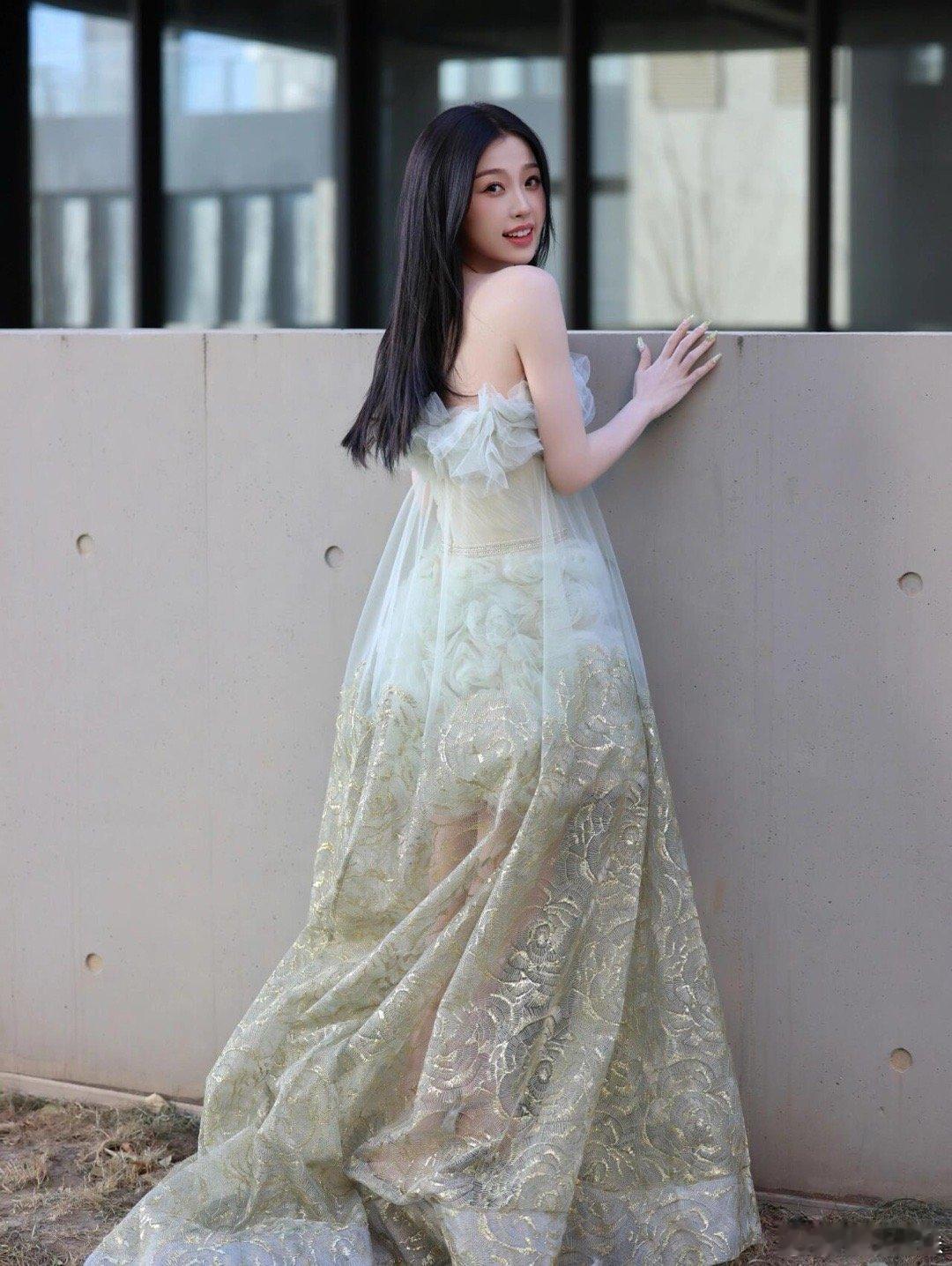 #虞书欣[超话]#  欣欣这也太美了吧，这就是仙女下凡啊，一道靓丽的迷人风景虞书