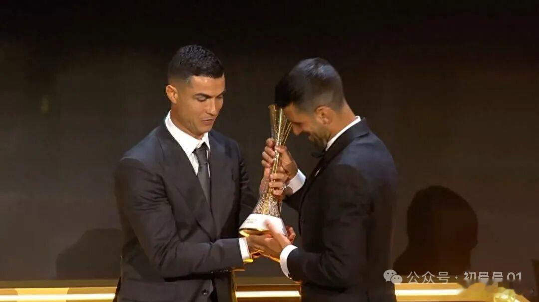 C罗祝贺德约科维奇真是名场面啊，惺惺相惜的感觉！都是老而弥坚、超级自律的体坛优质