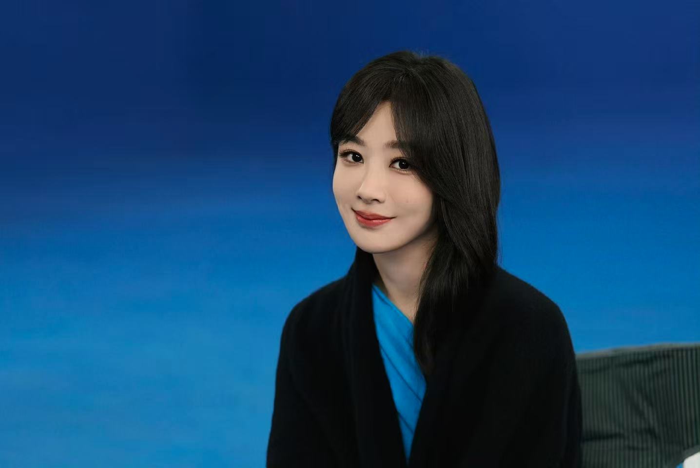 杨紫悠享新春 杨紫拍摄花絮照，状态满分悠享新春。新的一年也要多多见面